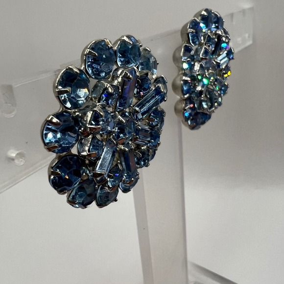 Vintage 1950s Weiss Blue Rhinestone Earrings – Old Hollywood Coquette Clip-Ons - Picture 3 of 4